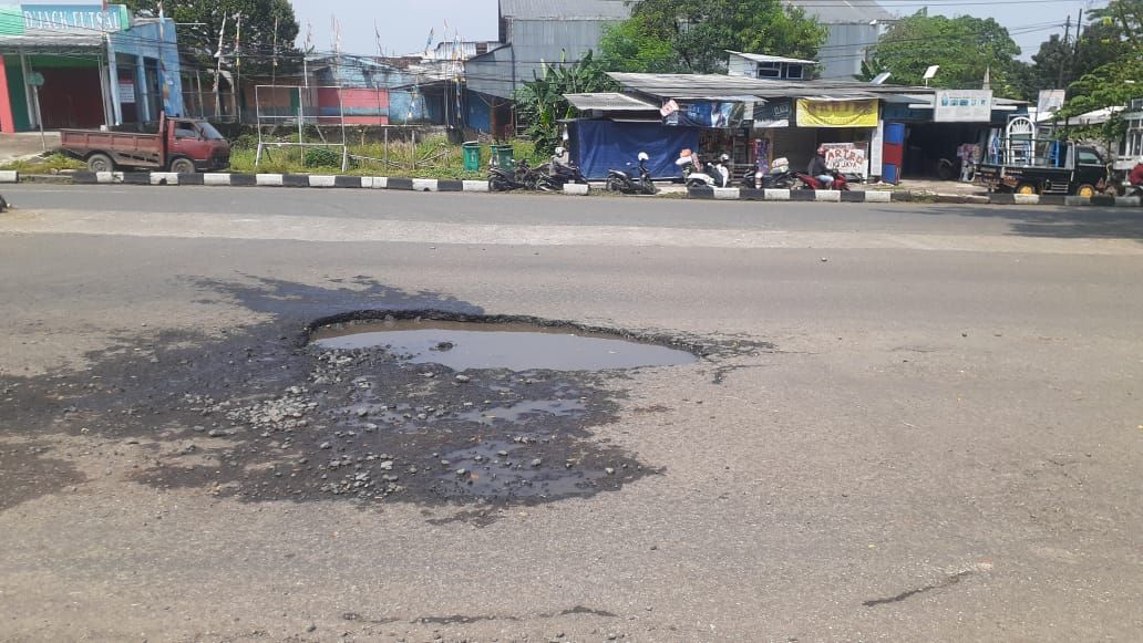 Jl Tegar Beriman, Cibinong, Kabupaten Bogor berlubang, padahal jalan tersebut dekat dengan Kantor Pemkab Bogor.