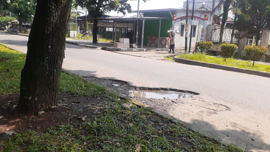 Jl Tegar Beriman, Cibinong, Kabupaten Bogor berlubang, padahal jalan tersebut dekat dengan Kantor Pemkab Bogor.