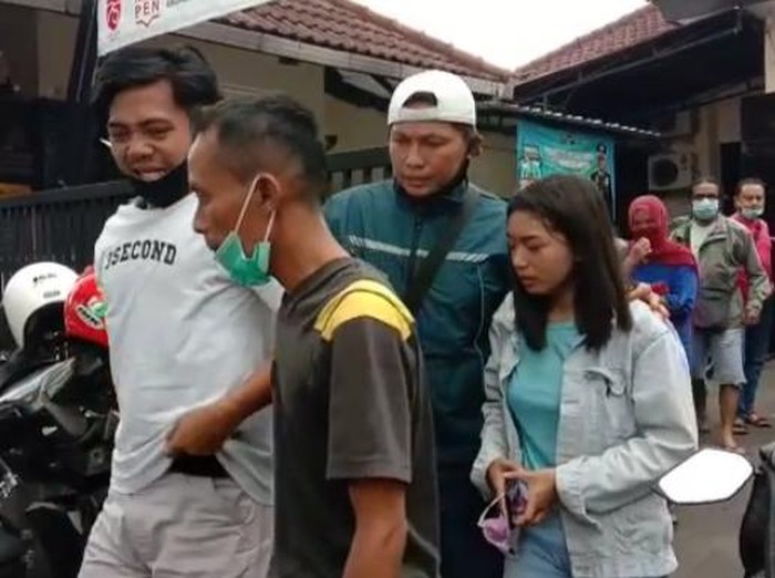 Petugas gabungan mulai melakukan pengecekan kendaraan di Budaran Cito, Surabaya. Dalam pengecekan itu, polisi sosialisasi larangan mudik