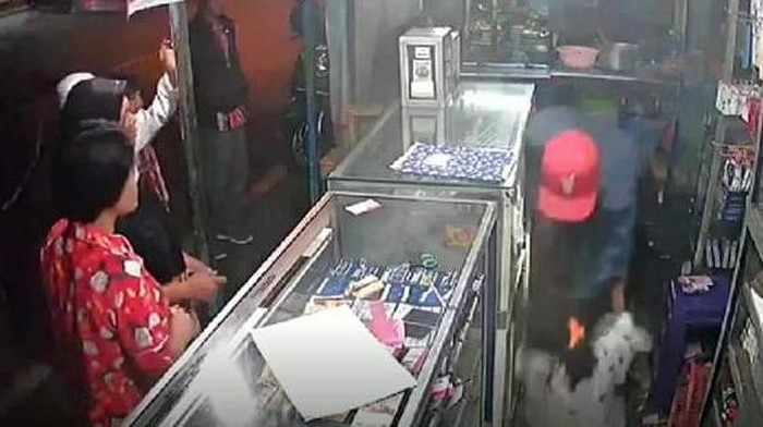 Video pria menggebuki wanita penjaga konter HP di Malang tengah viral. Kini polisi tengah menyelidiki kasus kekerasan tersebut.