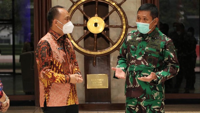 Kemendagri menyerahkan sebanyak 53 akta kematian awak KRI Nanggala 402 yang gugur.
