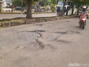 Korban Lubang Jl Tegar Beriman: Terjungkal dari Motor, Kaki Berdarah