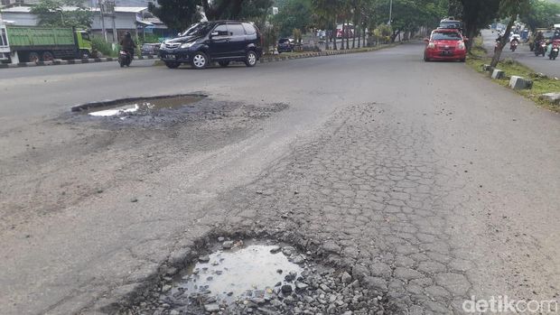 Kerusakan Jl Tegar Beriman di Kabupaten Bogor, 29 April 2021. (Afzal Nur Iman/detikcom)