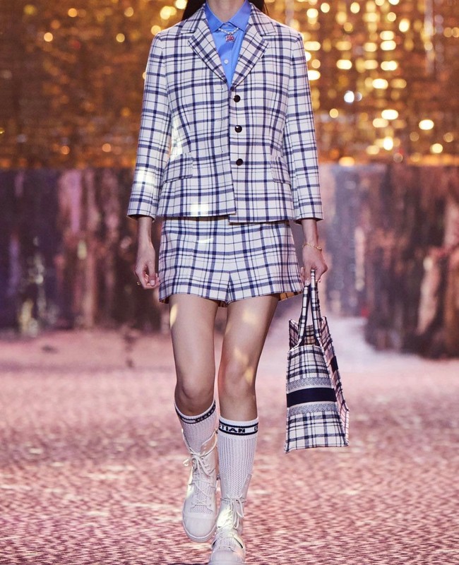 Koleksi terbaru Dior pun menuai pujian dari netizen Korea. Sejumlah koleksinya dinilai menggambarkan gaya Jisoo BLACKPINK dan cocok dikenakan sang global ambassador. Foto: dok. Dior