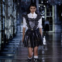 Jisoo BLACKPINK pun dinilai cocok mengenakan gaun pinafore hitam berikut. Koleksi terbaru dari Dior ini terbuat dari bahan kulit dan memiliki motif manis dengan potongan ‘acak’ pada atasannya. Foto: dok. Dior