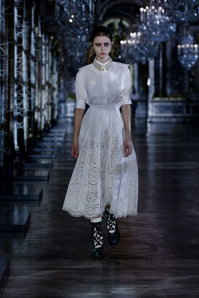 Dior mengusung tampilan klasik dan preppy yang identik dengan Jisoo BLACKPINK. Seperti gaun putih berikut pinafore berwarna putih berikut, yang menggambarkan gaya berpakaian Jisoo. Foto: dok. Dior