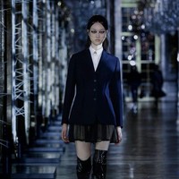 Seperti diketahui, Jisoo BLACKPINK didapuk sebagai global ambassador Dior sejak Maret 2021. Kini, brand fashion kenamaan asal Prancis itu merilis koleksi Fall/Winter 2021 yang terinspirasi dari visual grup BLACKPINK. Foto: dok. Dior