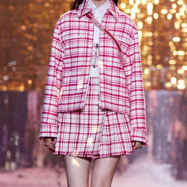 Brand fashion asal kenamaan Prancis ini merilis tiga setelan dengan motif dan warna berbeda. Jisoo BLACKPINK kerap mengenakan seragam bak anak sekolahan dalam sejumlah kesempatan. Foto: dok. Dior