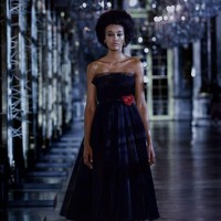 Dalam sejumlah pemotretan, Jisoo BLACKPINK kerap mengenakan gaun tulle seperti koleksi berikut. Gaun berwarna midnight blue ini memilik aksen mawar merah pada bagian pinggang kiri. Foto: dok. Dior