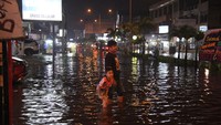 Sudah empat hari Kota Dumai dikepung banjir rob di waktu pagi dan menjelang malam hari yang mengganggu aktivitas warga.