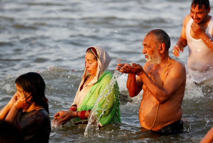 Kasus Corona di India melonjak, salah satu faktor yang dituding jadi penyebabnya adalah ritual mandi massal, Khumb Mela yang diikuti oleh ratusan ribu orang di Sungai Gangga. Seperti apakah ritual ini?