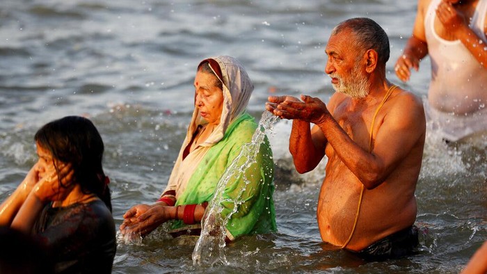 Kasus Corona di India melonjak, salah satu faktor yang dituding jadi penyebabnya adalah ritual mandi massal, Khumb Mela yang diikuti oleh ratusan ribu orang di Sungai Gangga. Seperti apakah ritual ini?