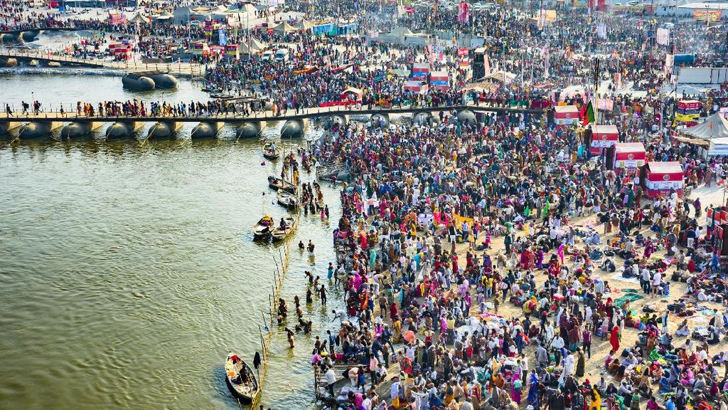 Kala Ritual Warga di Sungai Gangga Jalan Terus Meski Omicron Menggila