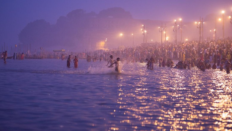 Kumbh Mela, Tradisi Mandi Suci yang Bikin Tsunami Corona di India Kasus Corona di India melonjak, salah satu faktor yang dituding jadi penyebabnya adalah ritual mandi massal, Khumb Mela yang diikuti oleh ratusan ribu orang di Sungai Gangga. Seperti apakah ritual ini?