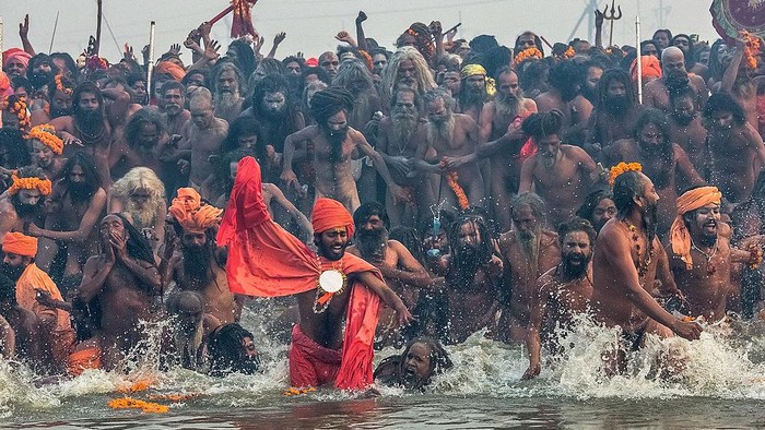 Kasus Corona di India melonjak, salah satu faktor yang dituding jadi penyebabnya adalah ritual mandi massal, Khumb Mela yang diikuti oleh ratusan ribu orang di Sungai Gangga. Seperti apakah ritual ini?