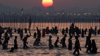 Mereka mengibaratkan sungai sebagai Dewi Gangga dan mereka yakin jika mandi di sungai membawa keberuntungan, menghapus dosa dan memfasilitasi moksa (pembebasan dari siklus hidup dan mati). Dewi Gangga sering digambarkan dalam budaya India memiliki empat tangan dan duduk di atas vahana (kendaraan) miliknya, Makara, hewan berkepala buaya dan ekor lumba-lumba. Getty Images/Daniel Berehulak