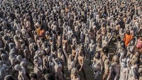  Tradisi Kumbh Mela ternyata punya cerita. Ada yang mengatakan asal Kumbh Mela bermula dari filsuf abad ke-8. Dimana para pertapa terpelajar untuk diskusi dan debat. Getty Images/Daniel Berehulak