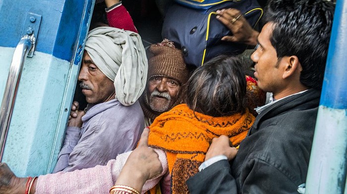 Kumbh Mela, Tradisi Mandi Suci yang Bikin Tsunami Corona di India Kasus Corona di India melonjak, salah satu faktor yang dituding jadi penyebabnya adalah ritual mandi massal, Khumb Mela yang diikuti oleh ratusan ribu orang di Sungai Gangga. Seperti apakah ritual ini?