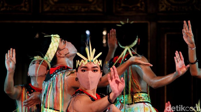Dalam tarian yang keagamaan disebut seperti di bali dilakukan upacara maupun adat Tarian Bali