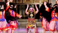 Guna mencegah kerumunan, Pemkot pun menyelenggarakan pentas tari tersebut di tempat yang berbeda-beda.