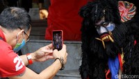 Penampilan para penari tersebut pun menarik perhatian warga.  