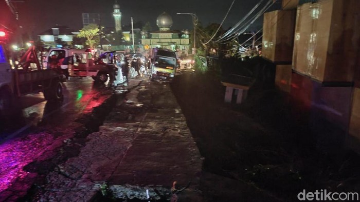 Longsor dan jalan ambles terjadi di kawasan puncak