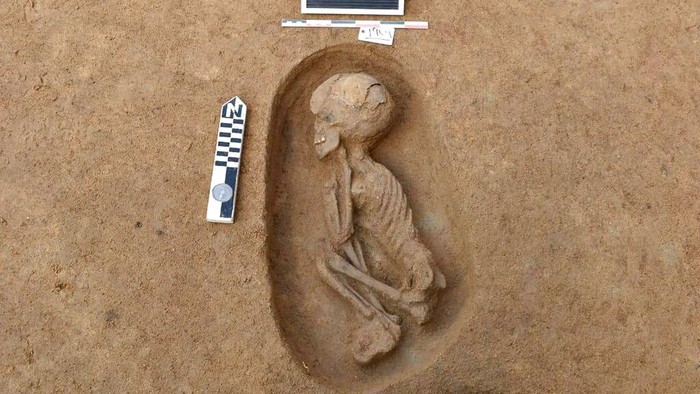 Makam kuno Mesir This photo provided by the Egyptian Tourism and Antiquities Ministry on Tuesday, April 27, 2021, shows an ancient burial tomb unearthed recently with human remains, in the Koum el-Khulgan archeological site, in the Nile Delta province of Dakahlia, around 150 kilometers (93 miles) northeast of Cairo, Egypt. Archeologists unearthed 110 burial tombs in the ancient site in a Nile Delta province, the Tourism and Antiquities Ministry said on Tuesday. (Egyptian Tourism and Antiquities Ministry via AP)