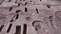 Ada juga 37 makam kuno berbentuk persegi panjang dari zaman kuno yang dikenal sebagai Periode Menengah Kedua (1782-1570 SM), ketika orang Semit dari Hyksos memerintah Mesir kuno. (Egyptian Tourism and Antiquities Ministry via AP)
