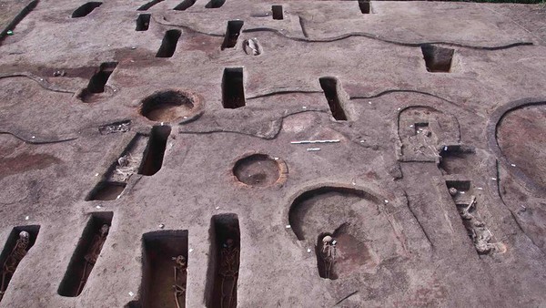 Ada juga 37 makam kuno berbentuk persegi panjang dari zaman kuno yang dikenal sebagai Periode Menengah Kedua (1782-1570 SM), ketika orang Semit dari Hyksos memerintah Mesir kuno. (Egyptian Tourism and Antiquities Ministry via AP) Ada juga 37 makam kuno berbentuk persegi panjang dari zaman kuno yang dikenal sebagai Periode Menengah Kedua (1782-1570 SM), ketika orang Semit dari Hyksos memerintah Mesir kuno. (Egyptian Tourism and Antiquities Ministry via AP)