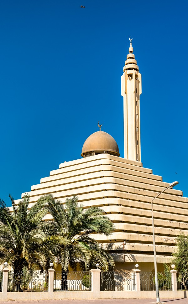 Masjid Sheikh Nasser berdiri di atas lahan seluas 2.150 meter persegi. Masjid ini juga memiliki menara di sampingnya setinggi 50 meter yang menghiasi halamannya. Masjid Sheikh Nasser berdiri di atas lahan seluas 2.150 meter persegi. Masjid ini juga memiliki menara di sampingnya setinggi 50 meter yang menghiasi halamannya.