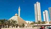 Masjid ini berdiri pada tahun 1981 di Ras Salmiya, Kota Kuwait. Karena arsitekturnya yang unik, masyarakat juga sering menyebut masjid ini sebagai Masjid Piramida.
