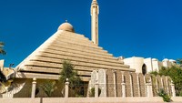 Ruang utama masjid dua lantai ini beruluran 30 x 26 meter. Lantai satu khusus jamaah pria, sementara lantai dua khusus jamaah wanita. Terdapat pula perpustakaan dan pusat riset islam di dalam bangunan masjid piramida ini.