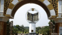 Tugu Al-Quran yang dibangun di Istana Anak Yatim Cikeas mencapai rekor dunia sebagai tugu Al-Quran tertinggi di dunia dengan tinggi 18 meter dan lebar delapan meter.