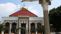 Bangunan masjid didominasi oleh warga putih dan emas.