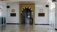 Tampak shaf salat diatur dengan menjaga jarak.