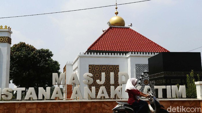 Megahnya Masjid Istana Anak Yatim di Cikeas Udik Masjid Istana Anak yatim berada di perkampungan Cikeas Udik, Gunung Putri, Kabupaten Bogor. Masjid tersebut terlihat megah.