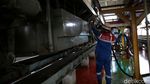 Melihat Perawatan Lokomotif di Depo Cipinang