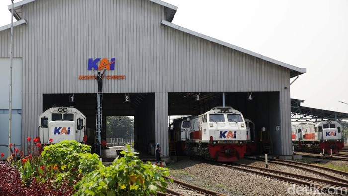 Melihat Perawatan Lokomotif Di Depo Cipinang