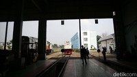 Depo ini memiliki 28 jalur kereta.