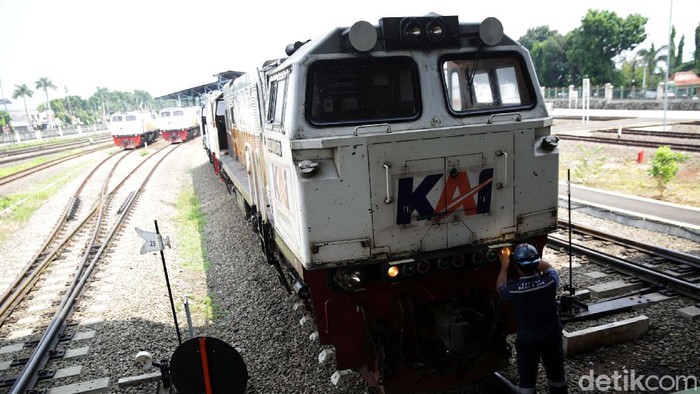 Melihat Perawatan Lokomotif di Depo Cipinang Depo Cipinang, Jakarta Timur, menjadi tempat untuk perawatan lokomotif beragam kereta. Setiap harinya, depo ini melakukan perawatan sebanyak 42 lokomotif.