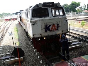 Melihat Perawatan Lokomotif di Depo Cipinang