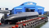 Untuk kecepatan, di bawah air lajunya bisa mencapai 21 knot (sekitar 38,892 km/jam) sedangkan saat di permukaan mampu melaju dengan kecepatan 12 knot (22,224 km/jam). Soal daya tampung, kapal selam ini mampu membawa 40 orang kru. Sementara kemampuan jelajah selama 50 hari dan didesain dengan life time mencapai 30 tahun. Istimewa/dok.PT PAL
