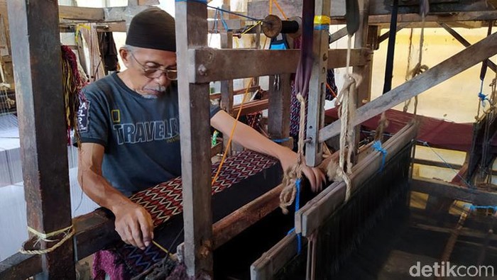 Mengintip Produksi Sarung Goyor, Pakai Alat Tenun Bukan Mesin Permintaan sarung goyor meningkat jelang Lebaran. Proses pembuatan yang masih gunakan alat tenun bukan mesin (ATBM) membuat sarung goyor bernilai seni tinggi.