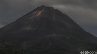 Beginilah potret merapi yang terus menerus erupsi dengan mengeluarkan lava pijar ke arah barat daya. Tetap hati-hati ya gaes,...