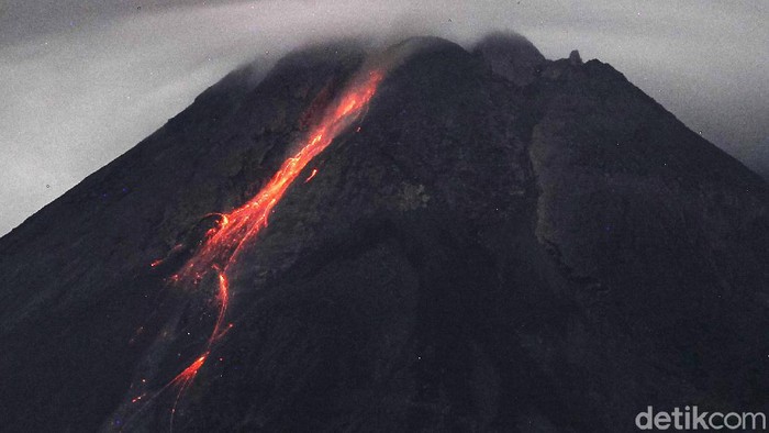 Gunung Merapi mengeluarkan lava pijar terlihat dari Tunggularum, Sleman, Yogyakarta, Kamis (29/4/2021). Berdasarkan pengamatan BPPTKG, pada pukul 18.00 tanggal 28 April 2021 hingga pukul 06.00 tanggal 29 April 2021 Gunung Merapi mengeluarkan lava pijar sebanyak 13 kali, dengan jarak luncur maksimal 1.400 meter ke arah barat daya.