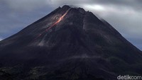 Guguran lava pijar itu dengan jarak luncur maksimal 1.400 meter ke arah barat daya. 