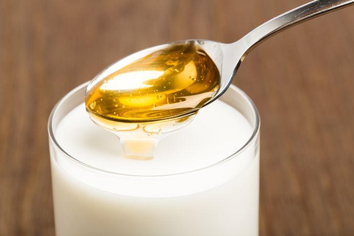 minum susu campur madu saat sahur baik bagi kesehatan.