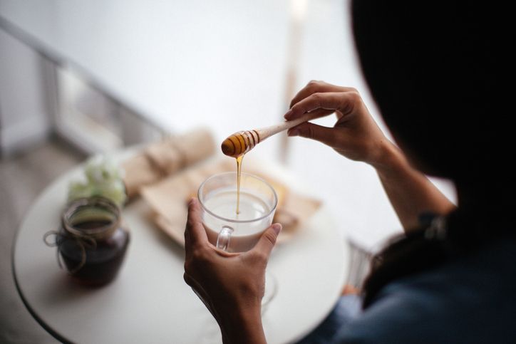 minum susu campur madu saat sahur baik bagi kesehatan.