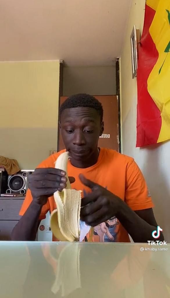 Modal Bengong Sambil Kupas Pisang, Video Pria Ini Ditonton 184 Juta Kali!