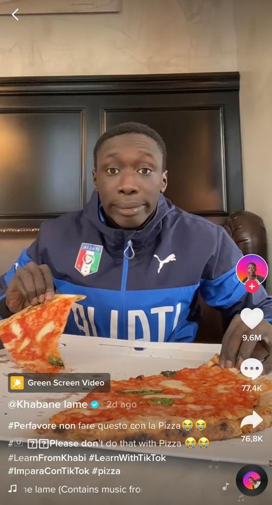 Modal Bengong Sambil Kupas Pisang, Video Pria Ini Ditonton 184 Juta Kali!